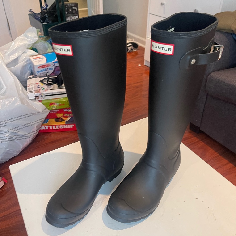 MATTE BLACK HUNTER BOOTS SIZE 7